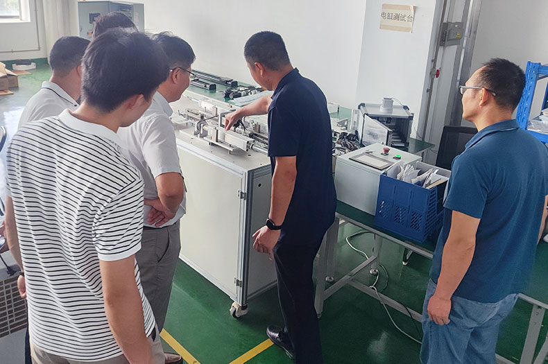 广州XX仪器考察嘉励电动缸厂家：共绘精密